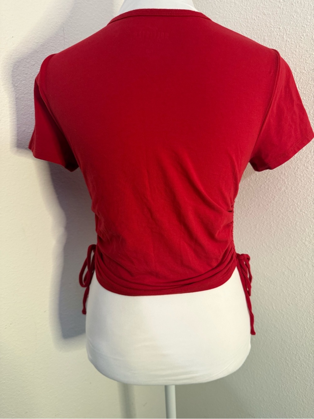 Hollister Red Side Cinch Ruched Baby Tee Size M - Picture 5 of 6
